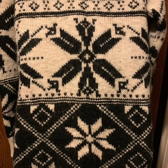 American Eagle Snowflake Sweater - Picture 7 of 13